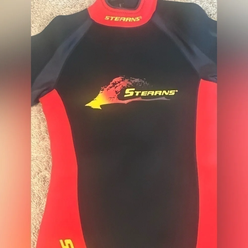 Stearns Shorty Wetsuit Red Black Size L Back Zip 70% Neoprene 30% Nylon